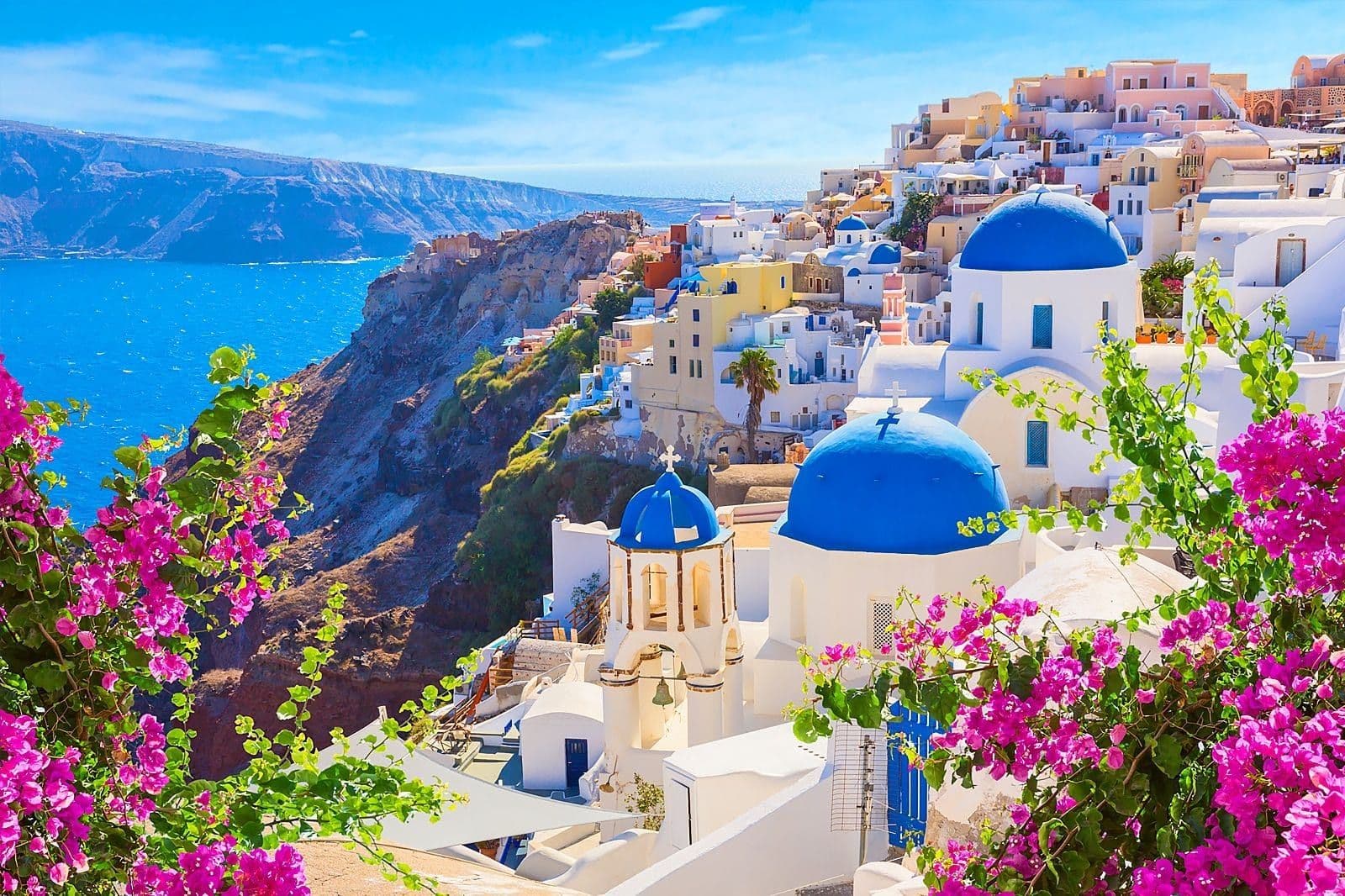 Casas blancas de Santorini frente al mar