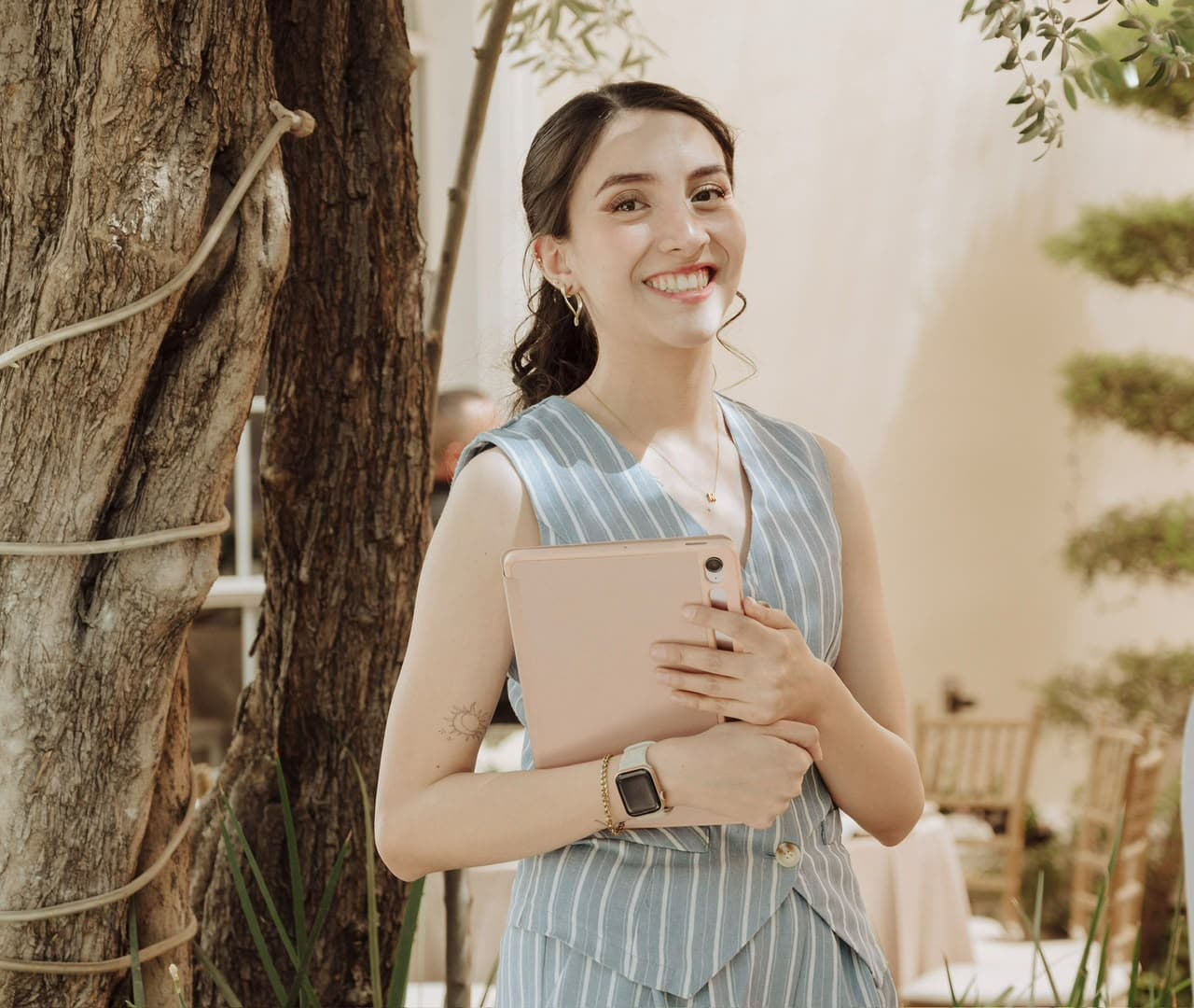 María, responsable de Flymingo Weddings, con su tableta en el montaje de una boda.