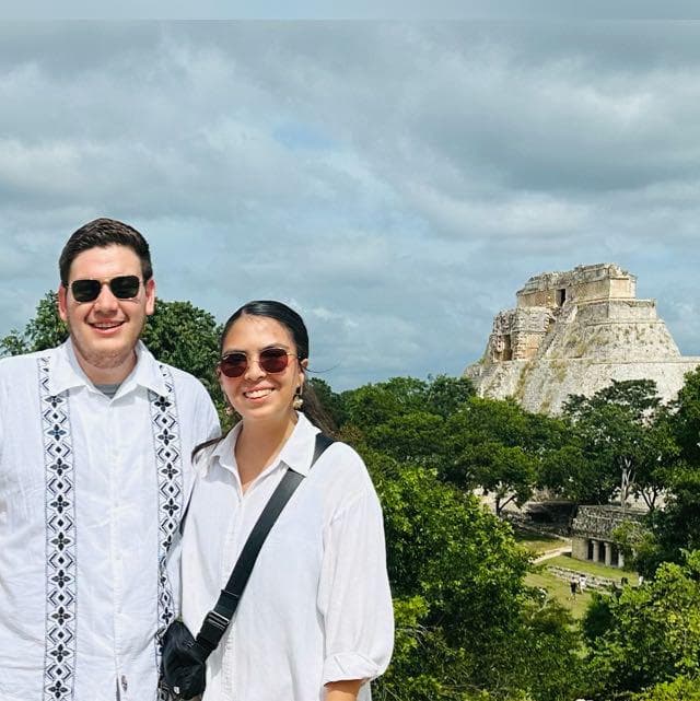 Sergio y Alexia, fundadores de Flymingo, frente a la Pirámide del Adivino en Uxmal.